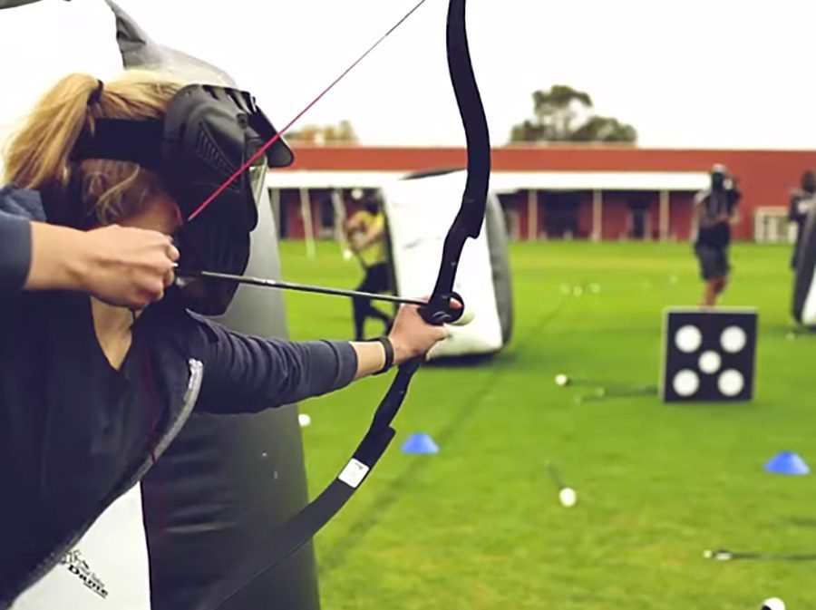 Élèves pratiquant l’archery tag en DNL EPS anglais