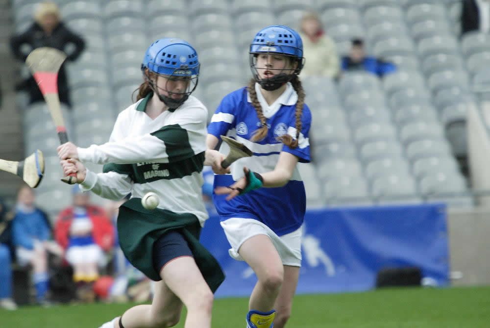 Élèves pratiquant le camogie en DNL EPS anglais