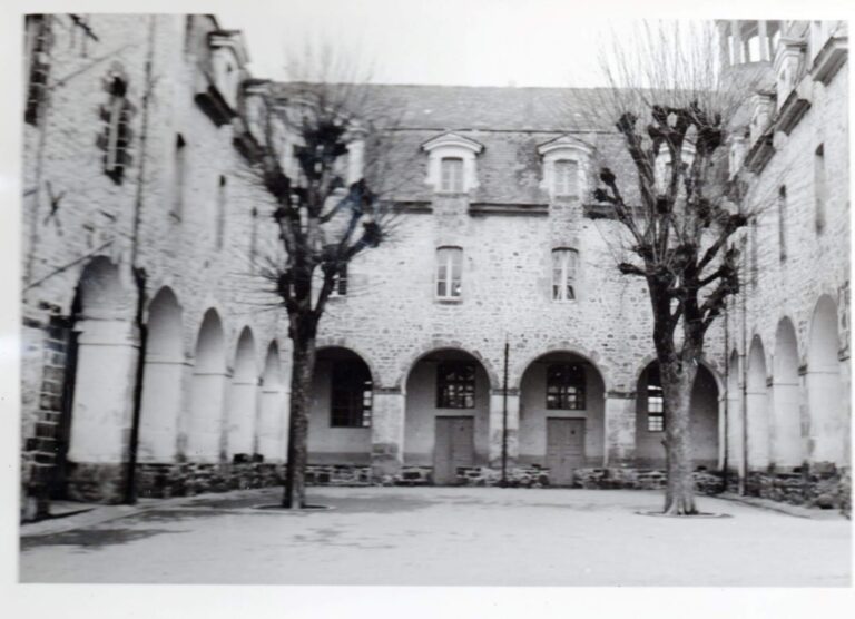 Le cloître avant les travaux de la 1re tranche - juillet 1961 - Archives du lycée