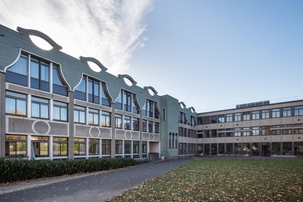 Les bâtiments contemporains du lycée et la pelouse
