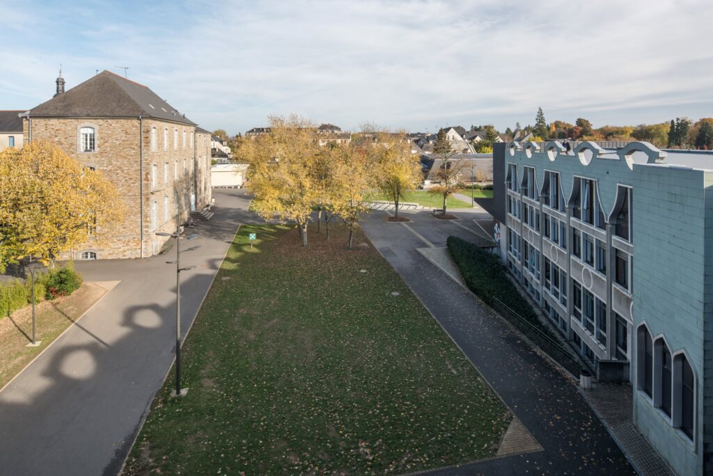Le parc et les bâtiments du lycée en automne