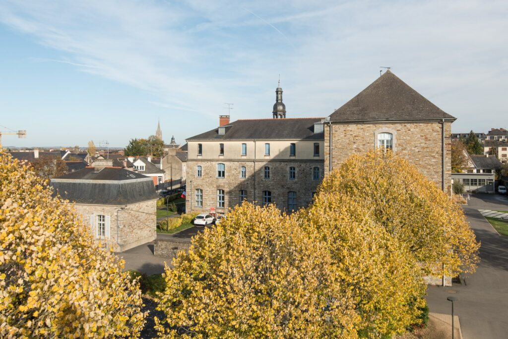La cour du lycée vue d’en haut, en automne