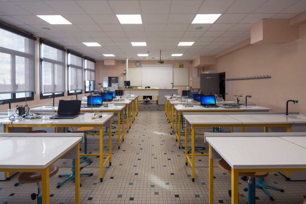 Une salle de sciences du lycée