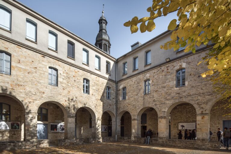 Cour du cloître du lycée Bertrand d'Argentré, à Vitré