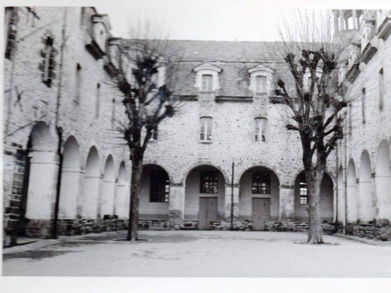 Le cloître avant les travaux de la 1re tranche - juillet 1961 - Archives du lycée